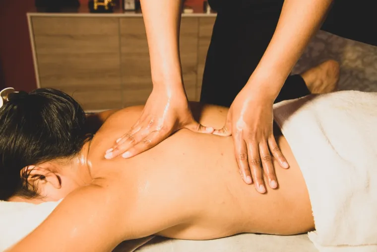 Massage huile chaude. 1h30 : 157.00€, Cagnes-Sur-Mer, BAN NUAD THAI MASSAGE